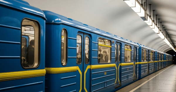У Києві після атаки РФ закрили дві станції метро: як курсуватимуть поїзди