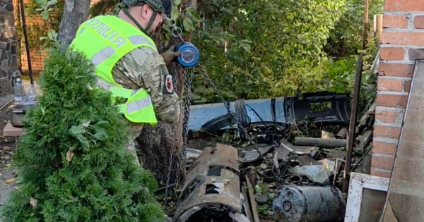 У Києві реактивний дрон не вибухнув після влучання в будинок: що сталося з бойовою частиною (фото)
