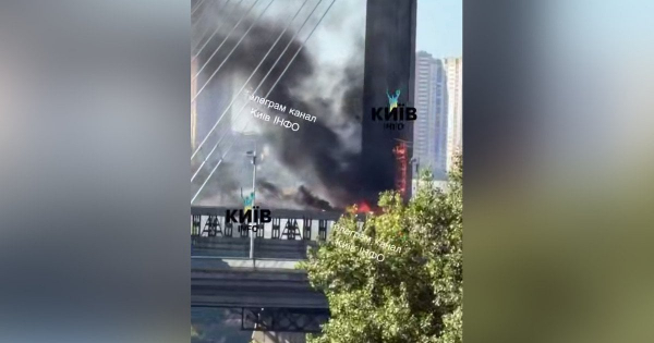 РФ ударила по Південному мосту в Києві: у якому стані переправа та коли запрацює метро