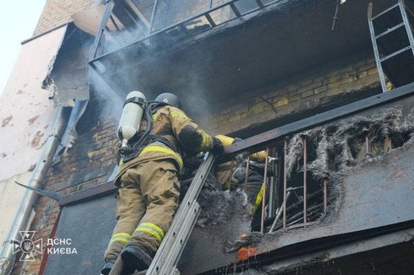 Тіло посеред вулиці і дрони по багатоповерхівках: усе, що відомо про вечірній удар по Києву