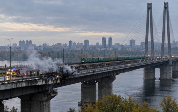 Є попередні наслідки атаки на Південний міст у Києві: рух відновлено