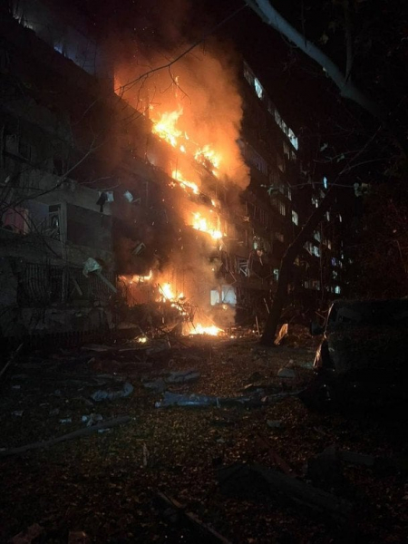 Росія знову вдарила по Києву: палають будинок і склад, є загиблий (оновлено)