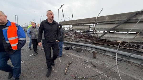 Київ пережив дві хвилі ударів балістикою: є жертва, влучання по мосту і метро — усі деталі (оновлено)