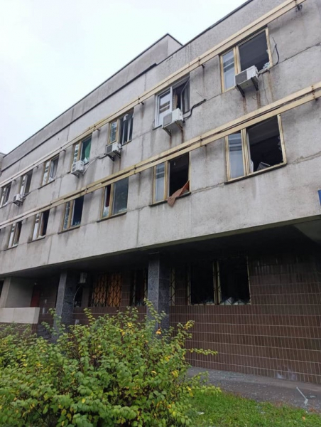 "Вибиті вікна від першого до дев’ятого поверху": в Києві пошкоджено Книжкову палату України