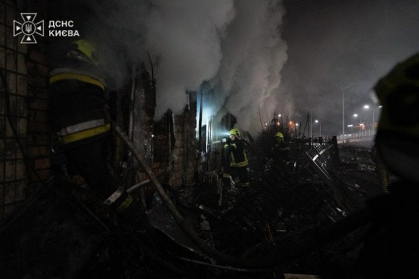 Київ пережив дві хвилі ударів балістикою: є жертва, влучання по мосту і метро — усі деталі (оновлено)