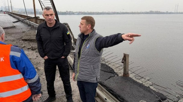 Київ пережив дві хвилі ударів балістикою: є жертва, влучання по мосту і метро — усі деталі (оновлено)