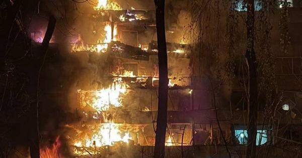 Росія знову вдарила по Києву: палають будинок і склад, є загиблий (оновлено)
