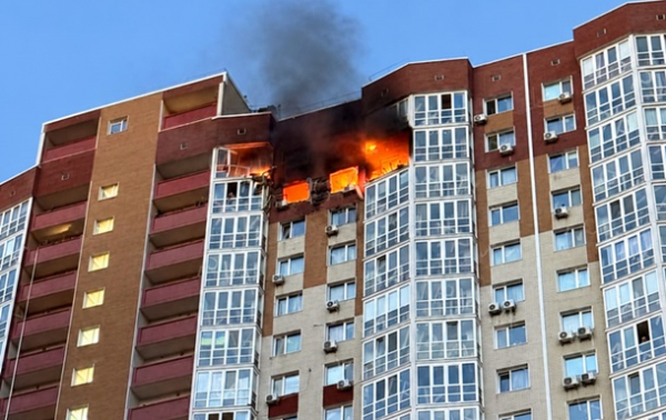 У Києві РФ влучила у 25-поверхівку, є загибла