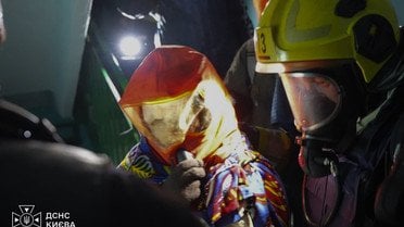 У Києві після влучання дрона врятували 22 людей, серед них 8 дітей: є постраждалі (фото)