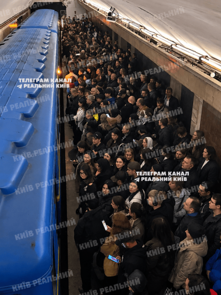 Шалені натовпи в метро та виламані двері: що відбувається у підземці (фото, відео)