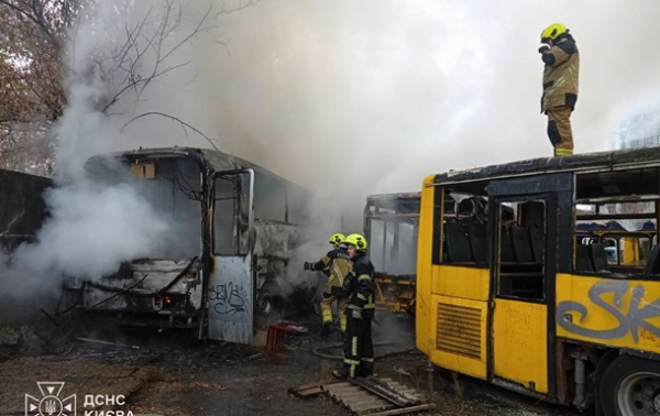 У Києві згоріли два автобуси на парковці