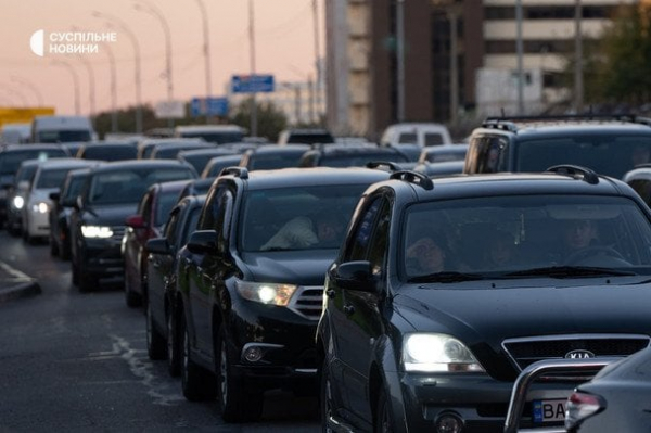 Київ паралізували затори, люди переходять мости пішки: скільки коштує таксі