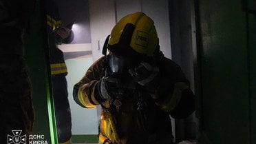 У Києві після влучання дрона врятували 22 людей, серед них 8 дітей: є постраждалі (фото)