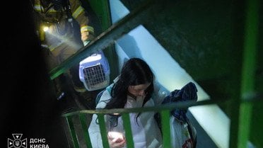 У Києві після влучання дрона врятували 22 людей, серед них 8 дітей: є постраждалі (фото)