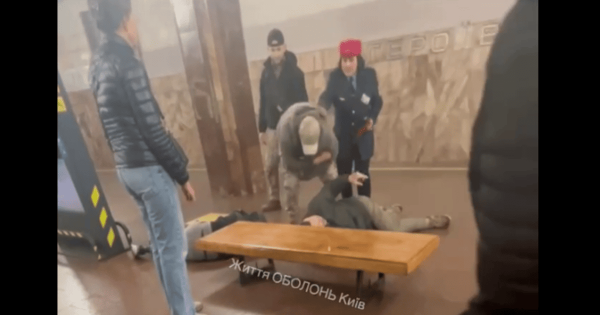Бійка в метро Києва: люди у формі повалили пасажирів на перон (відео)