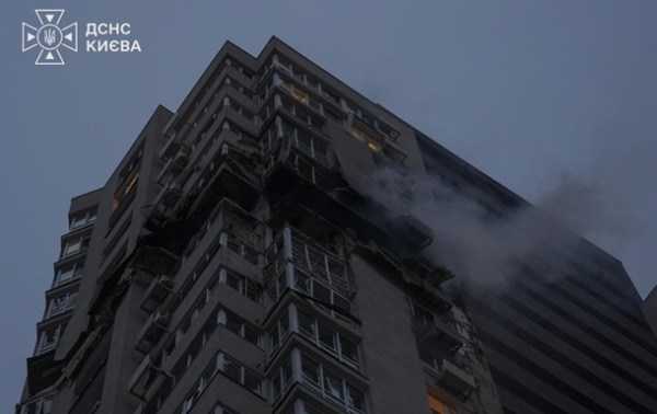 У Києві російський БпЛА влучив у 24-поверхівку