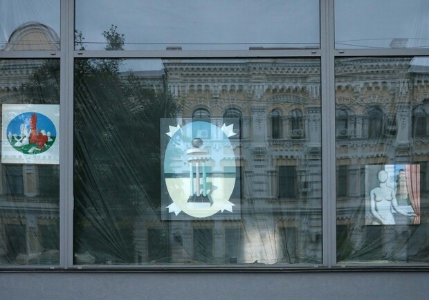 В Киеве открылась выставка, посмотреть которую можно только через окно. Фото: birdinflight, Карина Качуровская