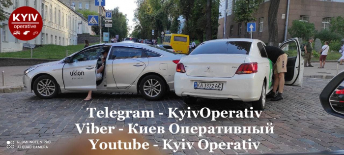 В Киеве произошло ДТП с двумя такси. Фото: "Киев Оперативный"