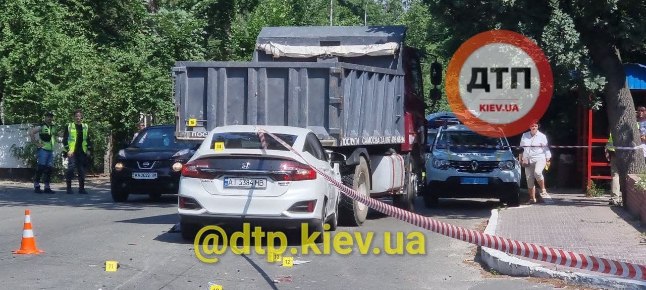 Зажал между двух машин: в Киеве пьяный водитель насмерть сбил мотоциклистку