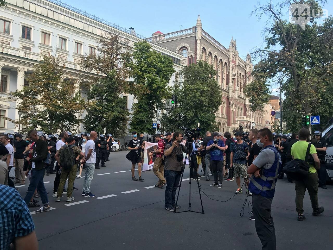 Стычки и слезоточивый газ: в Киеве под Офисом президента проходит ЛГБТ-прайд