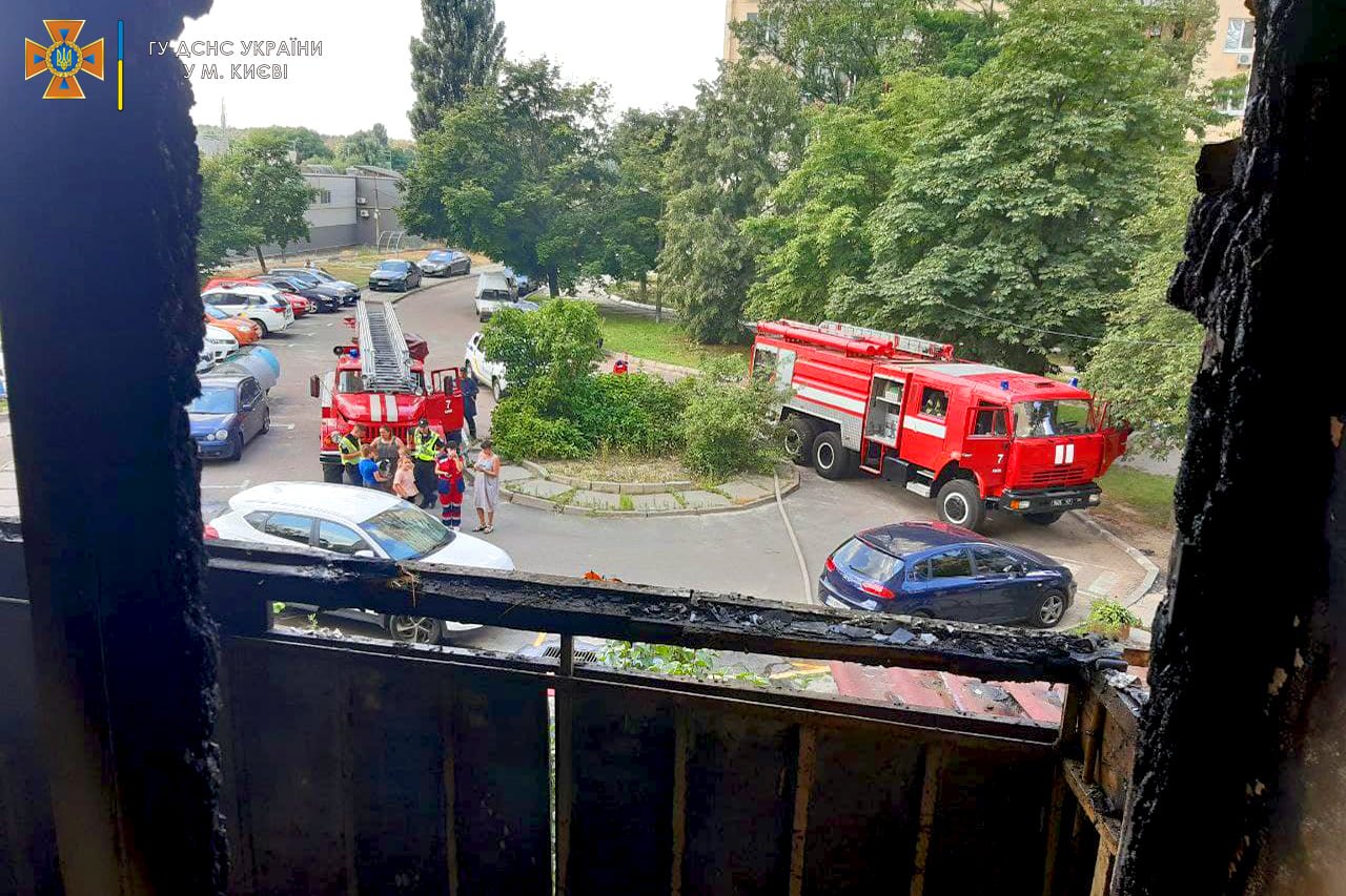 Огнеборцев вызвали дети: в одной из многоэтажек Киева произошел пожар, - ФОТО, ВИДЕО