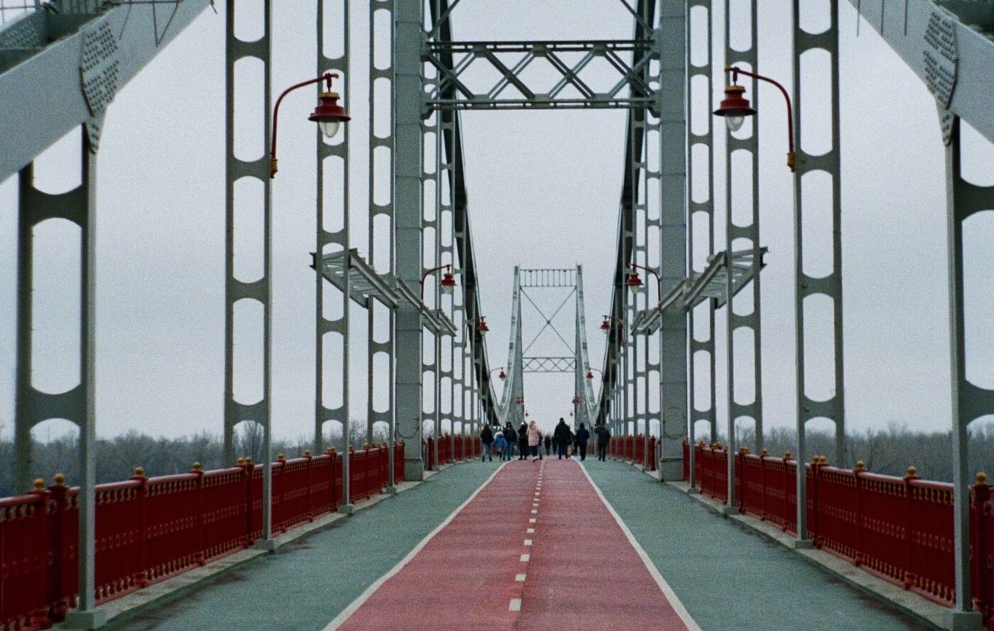 Велодорожки и утопленники: чем примечателен пешеходный мост через Днепр в Киеве, - ФОТО