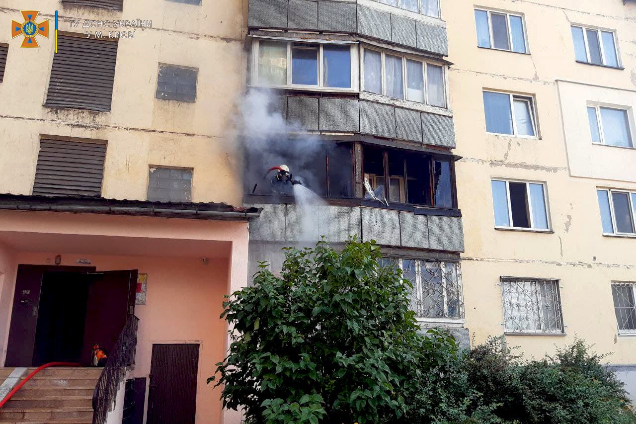 Огнеборцев вызвали дети: в одной из многоэтажек Киева произошел пожар, - ФОТО, ВИДЕО