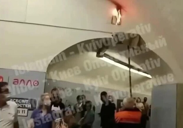 В киевском метро произошел пожар. Фото: скрин с видео "Киева Оперативного"