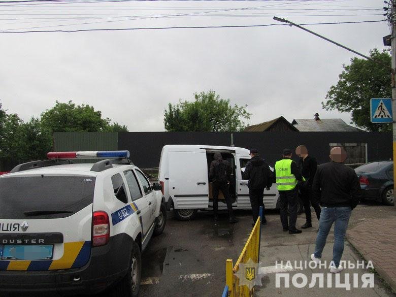 Задержали с поличным: в Киеве грабителям удалось украсть платежный терминал