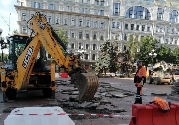 В Киеве начали реставрировать Театральную площадь.  Фото: Александр Кубраков 