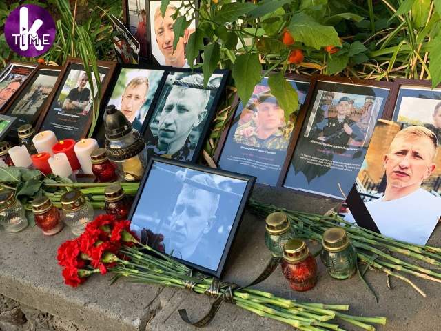 Собрались десятки людей: в Киеве проходит акция памяти Виталия Шишова фото