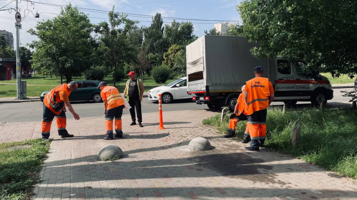 Наплевал даже на полицию: на Вышгородской живет автохам, который вырывает столбики и паркуется на тротуаре фото