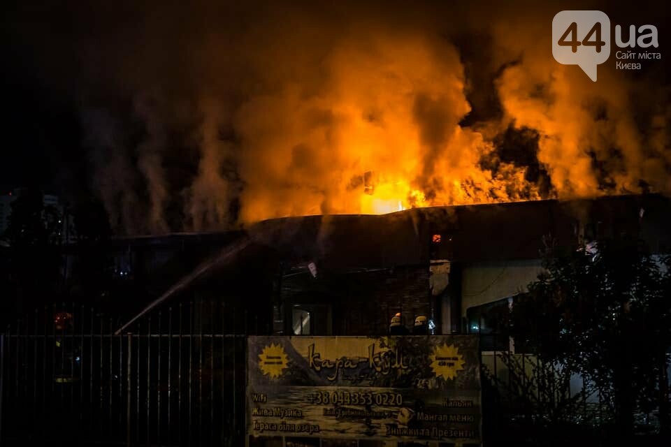 Горел "Кара-Кум": ночью спасатели ликвидировали пожар в Дарницком районе Киева