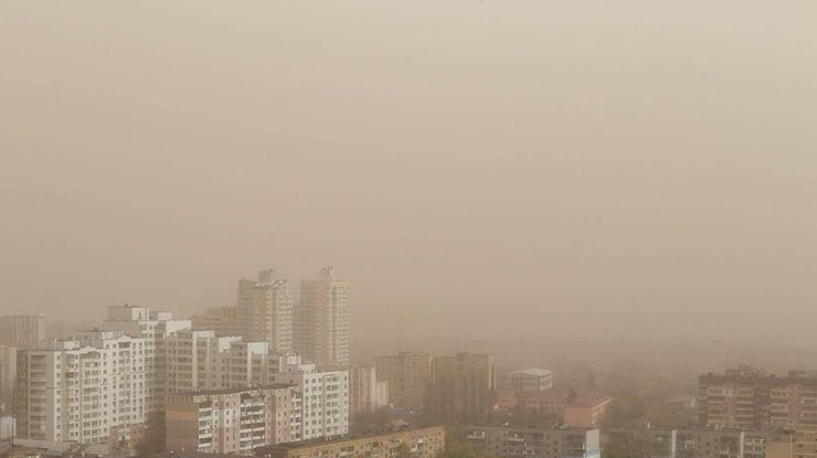 Что такое "Астраханский суховей" и как киевлянам спастись от пыльного тумана?