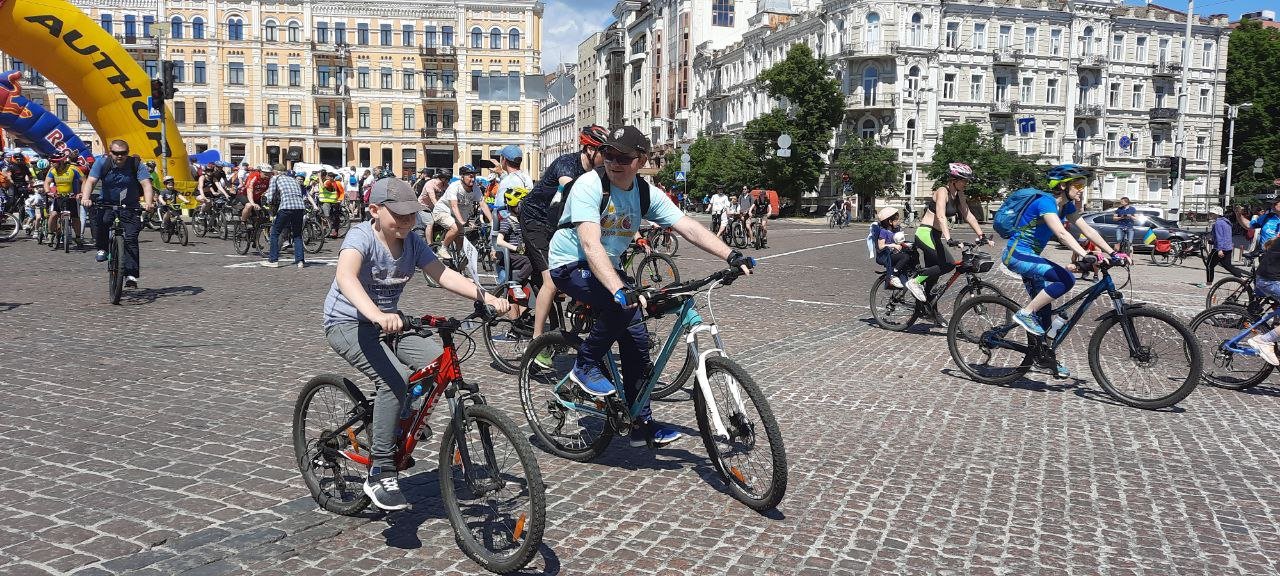 Дети с родителями и целые коллективы: как в Киеве массово на велосипедах катались, - ФОТО