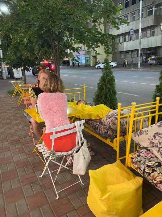 Киевский ресторан установил кровати на летней террасе. Фото: Facebook Aida Zlatina