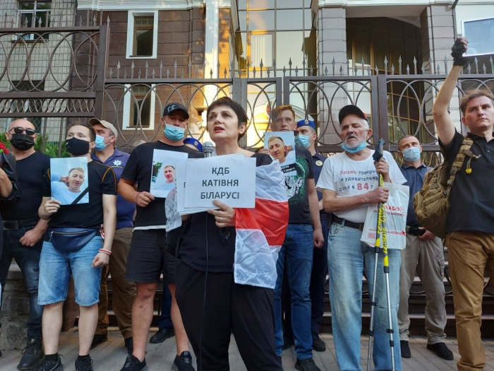 Собрались десятки людей: в Киеве проходит акция памяти Виталия Шишова фото 1