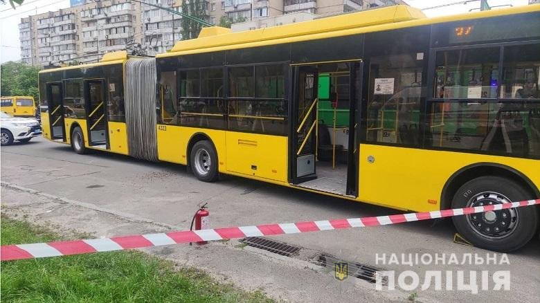 В Киевский троллейбус бросили "коктейль Молотова". Есть пострадавшая, - ФОТО, ВИДЕО