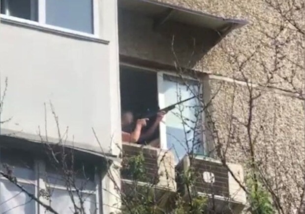 На Святошино мужчина стрелял из окна под действием наркотиков. Фото: Скриншот