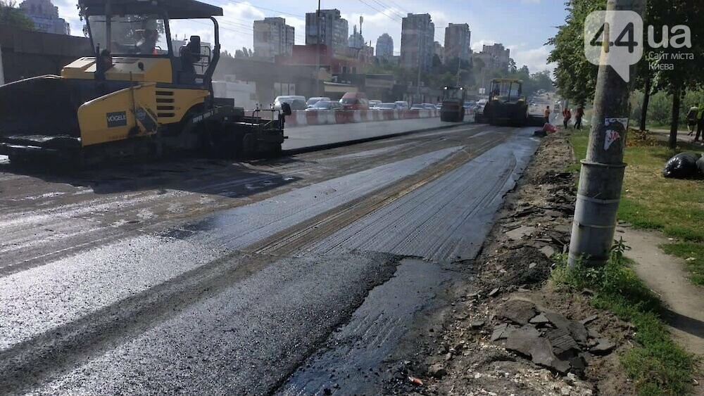 Время не ждет: на дорогах Киева активно продолжаются ремонтные работы