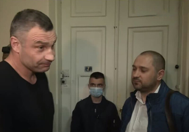 СБУ пытались обыскать квартиру Кличко, но дома никого не было. Фото: скриншот Украина 24