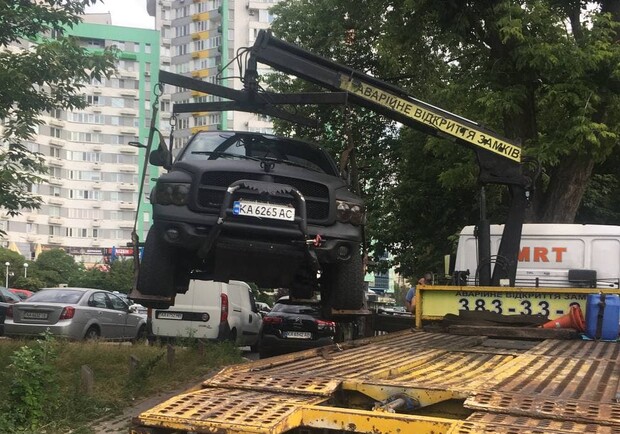 Это победа: машину "автохама" на Ветряных горах эвакуировали. Фото: THEKIEV.city