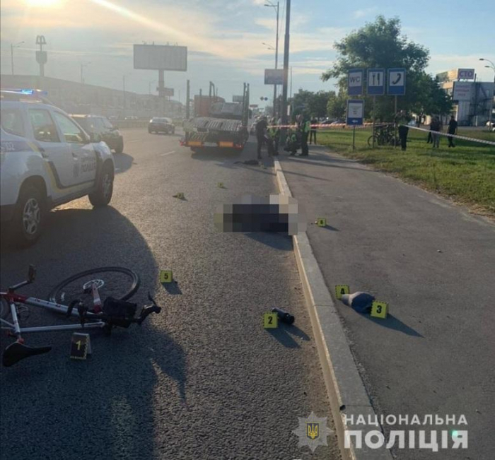 Толкнул на дорогу: на Окружной грузовик насмерть сбил велосипедиста фото