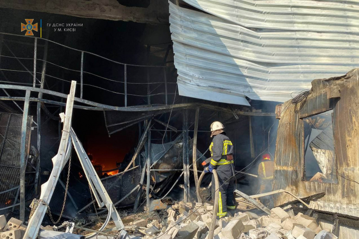 В Голосеевском районе горит склад с продуктами. Фото: ГСЧС Украины 