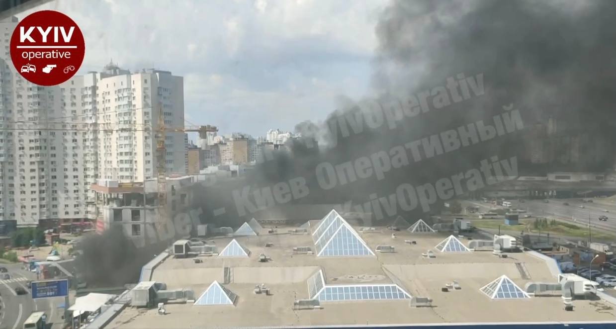 Пожар возле ТЦ "Пирамида": информация о пострадавших уточняется, - ВИДЕО