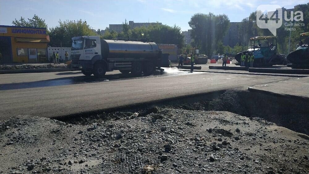 Время не ждет: на дорогах Киева активно продолжаются ремонтные работы