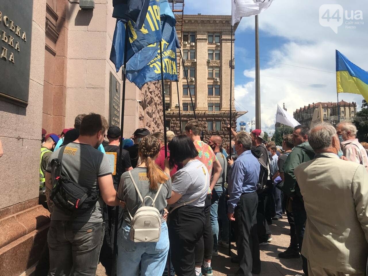 В Киеве митингующие начали штурм КГГА, - ВИДЕО, ФОТО