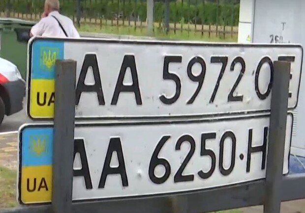 Киевляне собирают смытые дождем автомобильные номера. Фото: скриншот