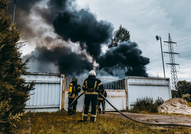 Возле завода "Оболонь" произошло возгорание сухой травы. Фото: ГСЧС.