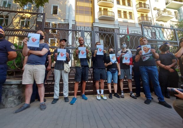 Собрались десятки людей: в Киеве проходит акция памяти Виталия Шишова. Фото: 24 канал